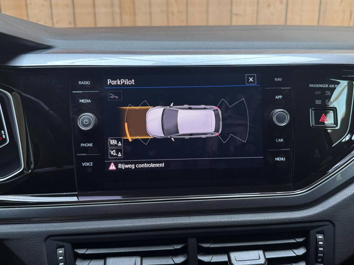 Volkswagen Polo Volkswagen Polo 1.0 TSI Highline R-line Apple CarPlay/Android Auto | Achteruitrijcamera | Adaptieve cruise control | Climate control | DAB ontvanger | Digitale cockpit | Getint glas | Stoelverwarming | Parkeersensoren voor en achter