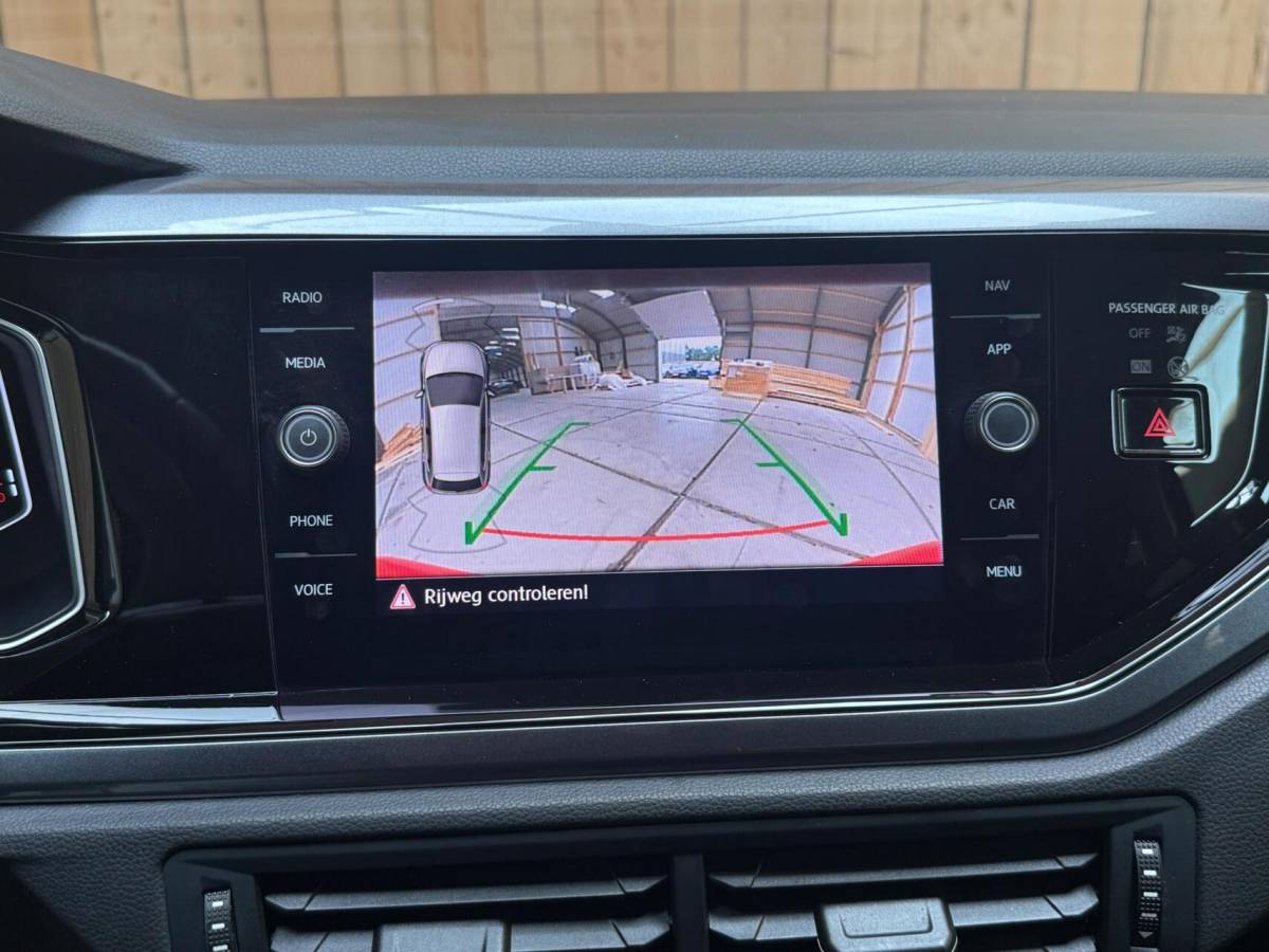 Volkswagen Polo Volkswagen Polo 1.0 TSI Highline R-line Apple CarPlay/Android Auto | Achteruitrijcamera | Adaptieve cruise control | Climate control | DAB ontvanger | Digitale cockpit | Getint glas | Stoelverwarming | Parkeersensoren voor en achter