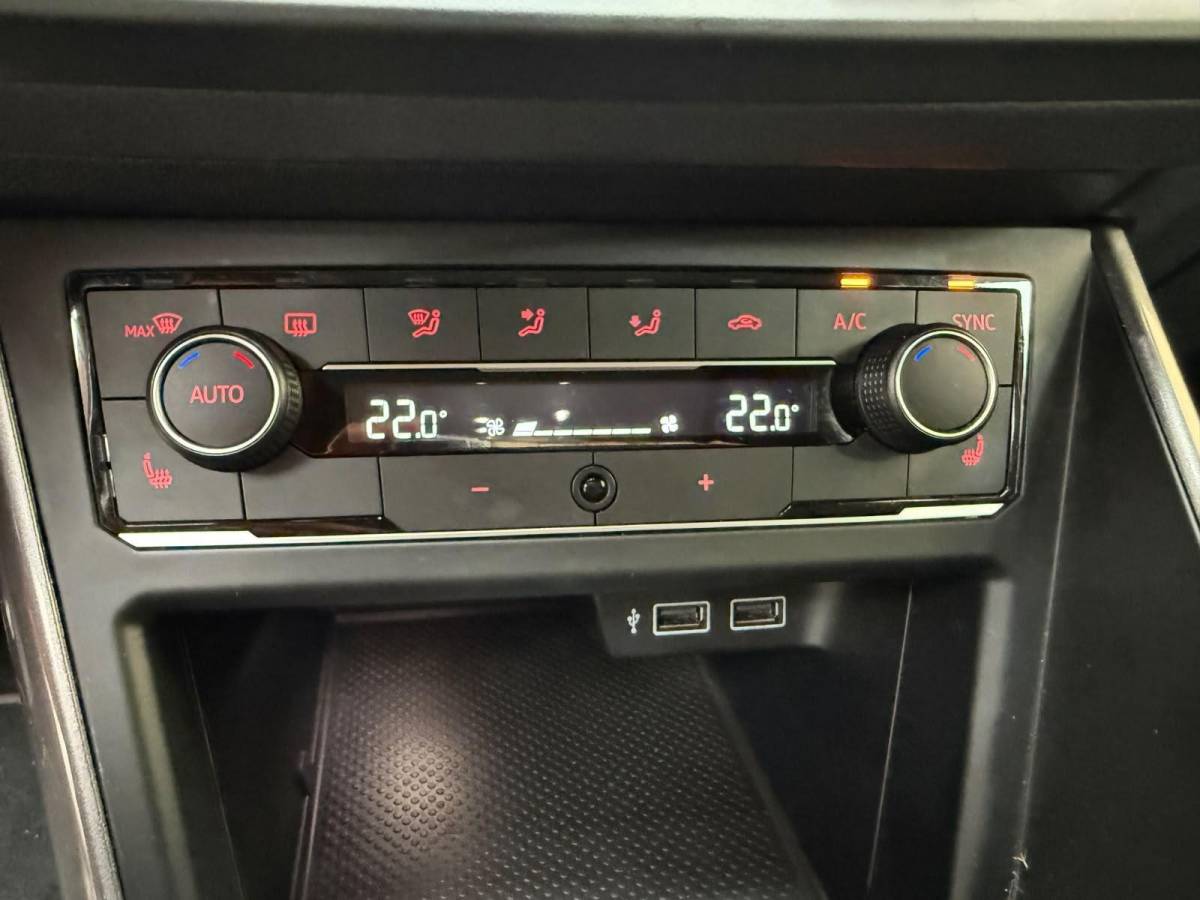 Volkswagen Polo Volkswagen Polo 1.0 TSI Highline R-line Apple CarPlay/Android Auto | Achteruitrijcamera | Adaptieve cruise control | Climate control | DAB ontvanger | Digitale cockpit | Getint glas | Stoelverwarming | Parkeersensoren voor en achter