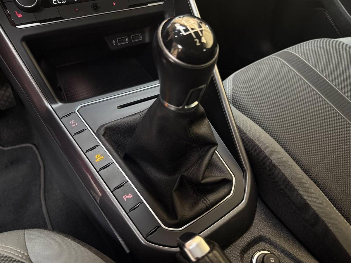 Volkswagen Polo Volkswagen Polo 1.0 TSI Highline R-line Apple CarPlay/Android Auto | Achteruitrijcamera | Adaptieve cruise control | Climate control | DAB ontvanger | Digitale cockpit | Getint glas | Stoelverwarming | Parkeersensoren voor en achter