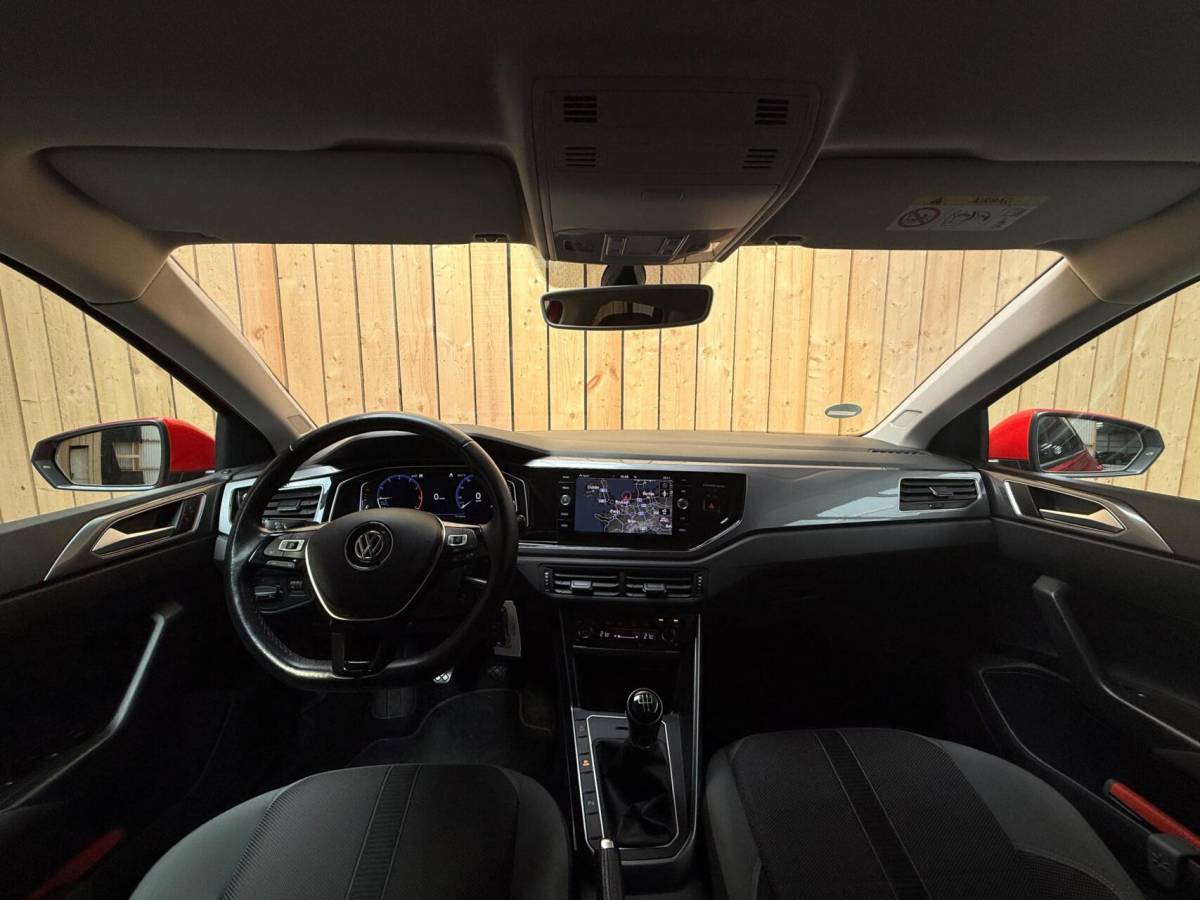Volkswagen Polo Volkswagen Polo 1.0 TSI Highline R-line Apple CarPlay/Android Auto | Achteruitrijcamera | Adaptieve cruise control | Climate control | DAB ontvanger | Digitale cockpit | Getint glas | Stoelverwarming | Parkeersensoren voor en achter