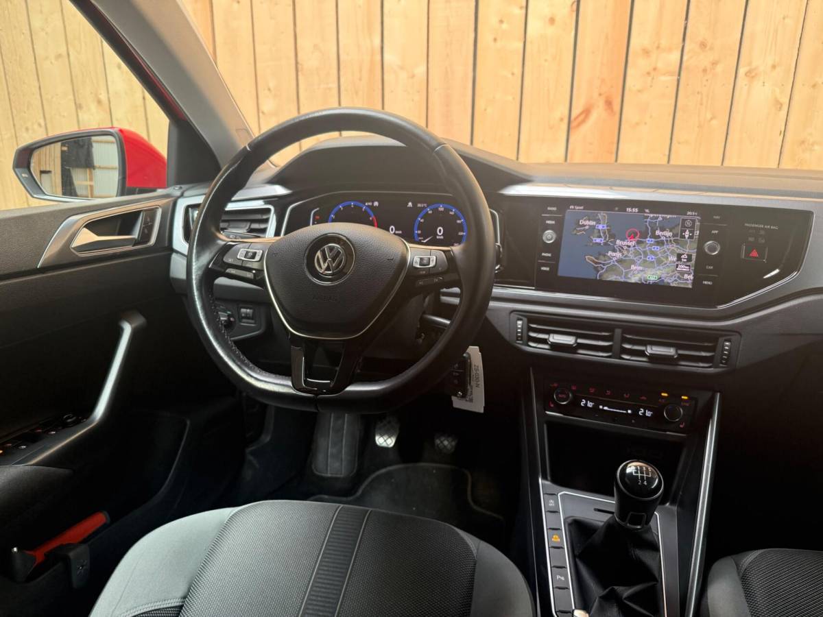 Volkswagen Polo Volkswagen Polo 1.0 TSI Highline R-line Apple CarPlay/Android Auto | Achteruitrijcamera | Adaptieve cruise control | Climate control | DAB ontvanger | Digitale cockpit | Getint glas | Stoelverwarming | Parkeersensoren voor en achter