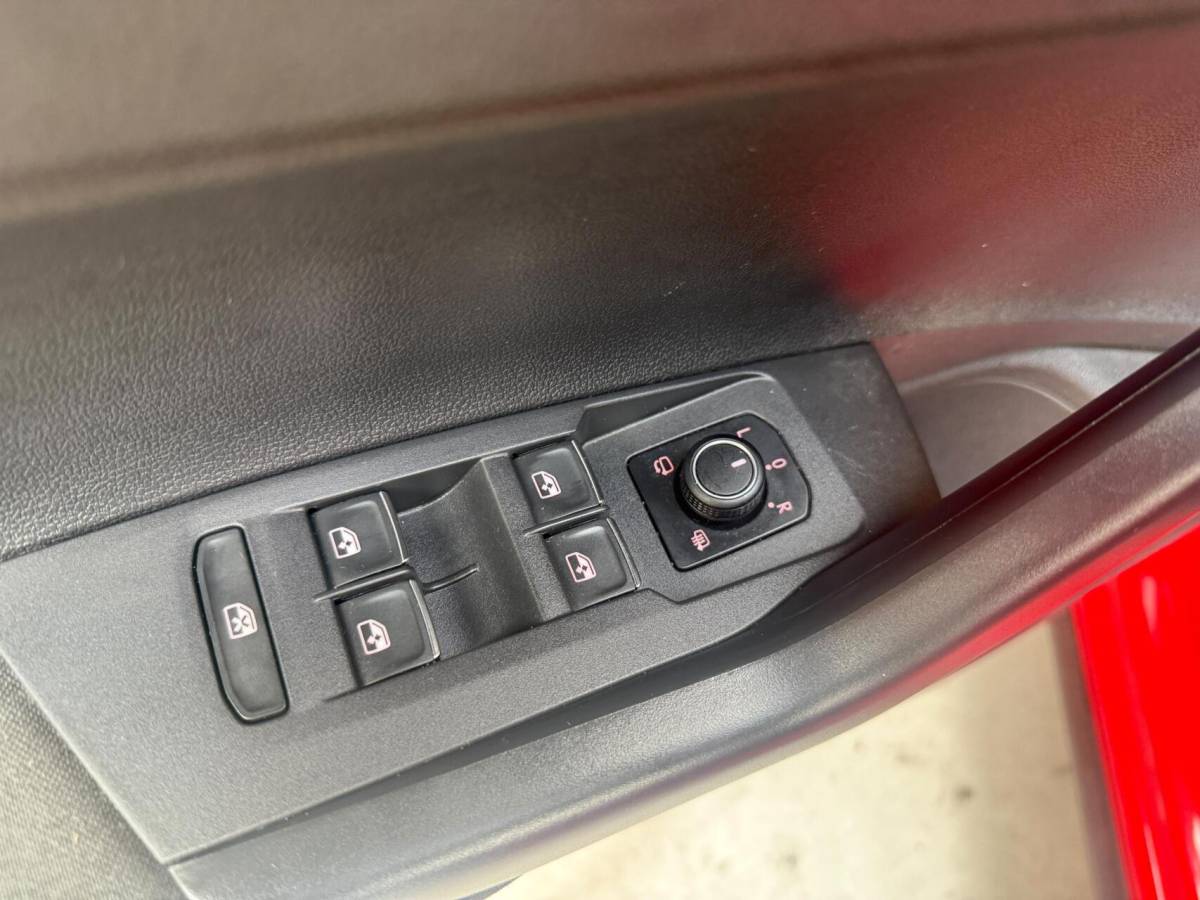 Volkswagen Polo Volkswagen Polo 1.0 TSI Highline R-line Apple CarPlay/Android Auto | Achteruitrijcamera | Adaptieve cruise control | Climate control | DAB ontvanger | Digitale cockpit | Getint glas | Stoelverwarming | Parkeersensoren voor en achter