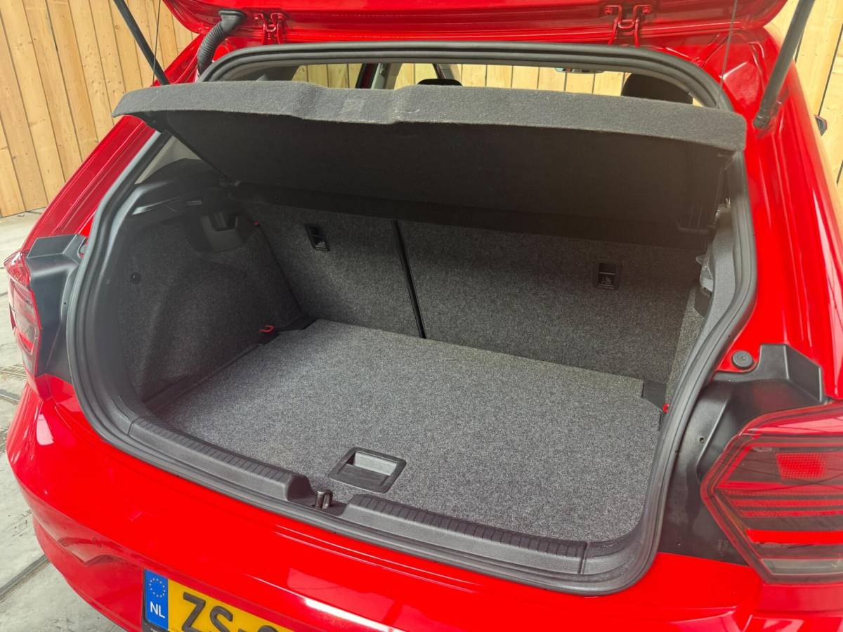 Volkswagen Polo Volkswagen Polo 1.0 TSI Highline R-line Apple CarPlay/Android Auto | Achteruitrijcamera | Adaptieve cruise control | Climate control | DAB ontvanger | Digitale cockpit | Getint glas | Stoelverwarming | Parkeersensoren voor en achter