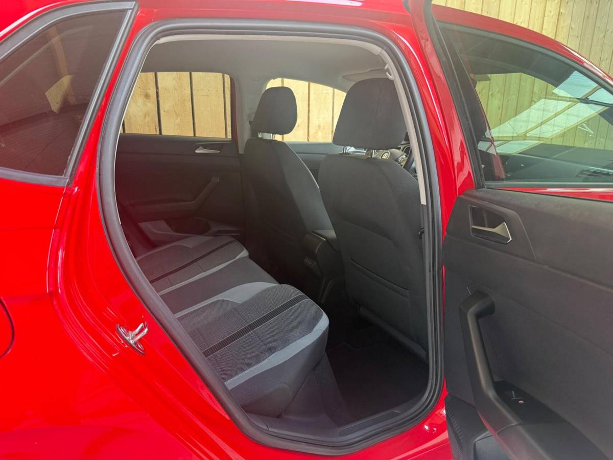 Volkswagen Polo Volkswagen Polo 1.0 TSI Highline R-line Apple CarPlay/Android Auto | Achteruitrijcamera | Adaptieve cruise control | Climate control | DAB ontvanger | Digitale cockpit | Getint glas | Stoelverwarming | Parkeersensoren voor en achter