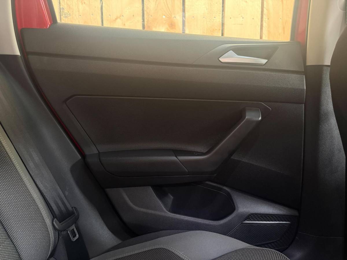 Volkswagen Polo Volkswagen Polo 1.0 TSI Highline R-line Apple CarPlay/Android Auto | Achteruitrijcamera | Adaptieve cruise control | Climate control | DAB ontvanger | Digitale cockpit | Getint glas | Stoelverwarming | Parkeersensoren voor en achter
