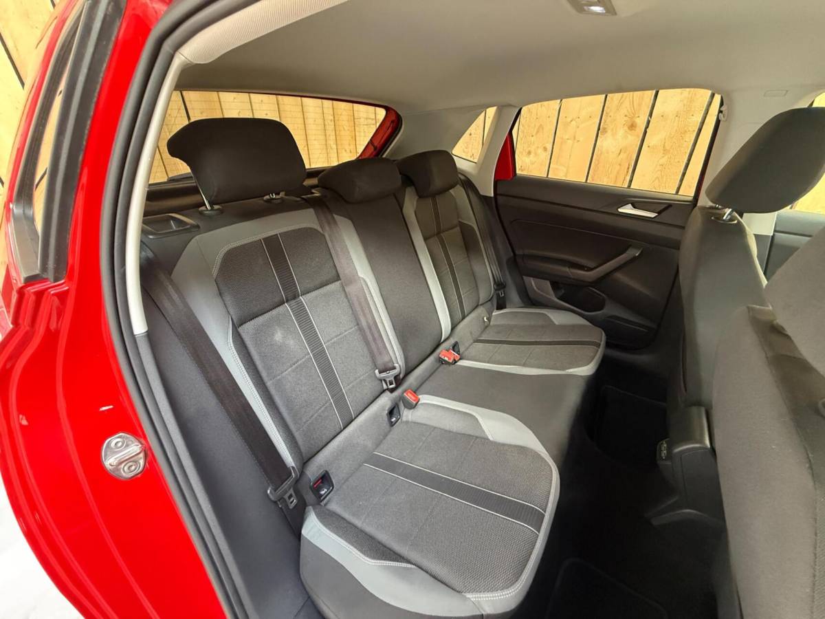 Volkswagen Polo Volkswagen Polo 1.0 TSI Highline R-line Apple CarPlay/Android Auto | Achteruitrijcamera | Adaptieve cruise control | Climate control | DAB ontvanger | Digitale cockpit | Getint glas | Stoelverwarming | Parkeersensoren voor en achter