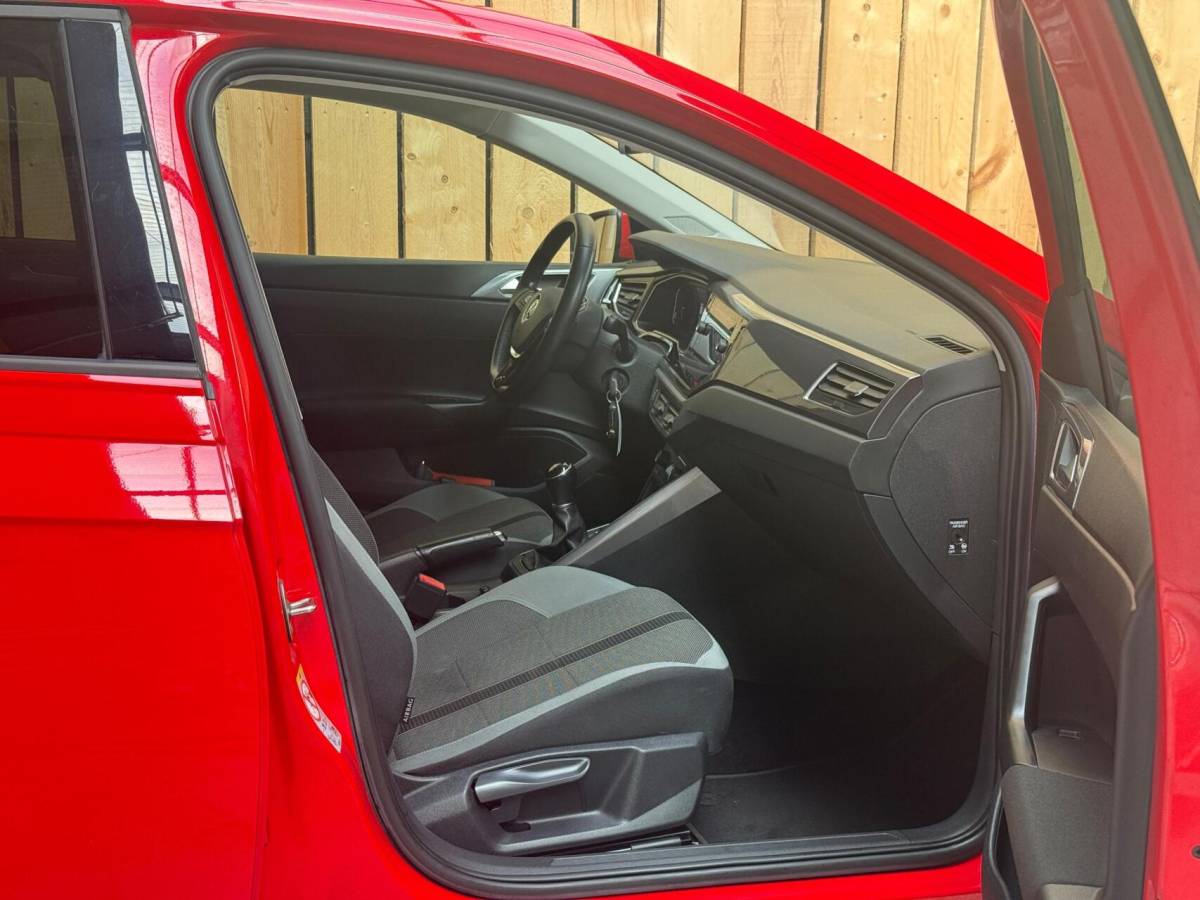 Volkswagen Polo Volkswagen Polo 1.0 TSI Highline R-line Apple CarPlay/Android Auto | Achteruitrijcamera | Adaptieve cruise control | Climate control | DAB ontvanger | Digitale cockpit | Getint glas | Stoelverwarming | Parkeersensoren voor en achter