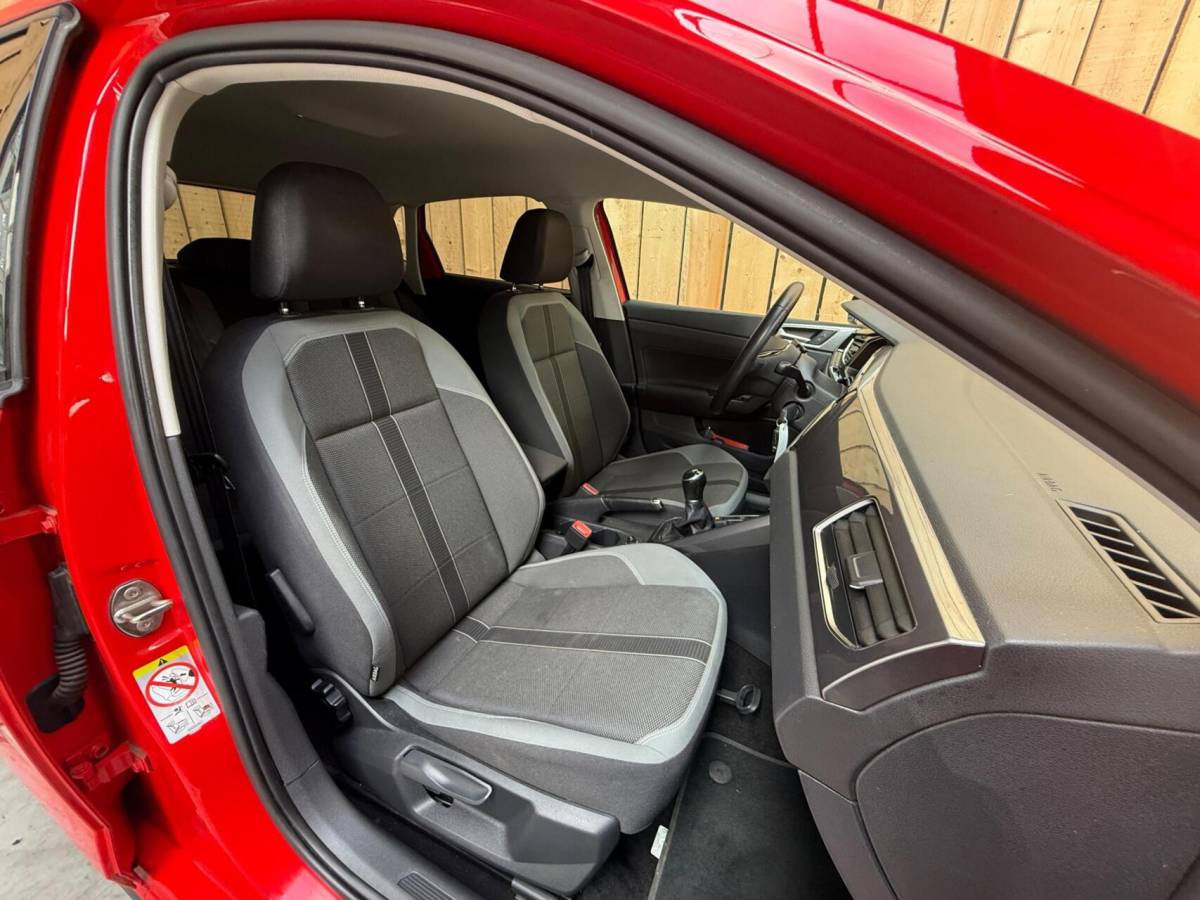 Volkswagen Polo Volkswagen Polo 1.0 TSI Highline R-line Apple CarPlay/Android Auto | Achteruitrijcamera | Adaptieve cruise control | Climate control | DAB ontvanger | Digitale cockpit | Getint glas | Stoelverwarming | Parkeersensoren voor en achter