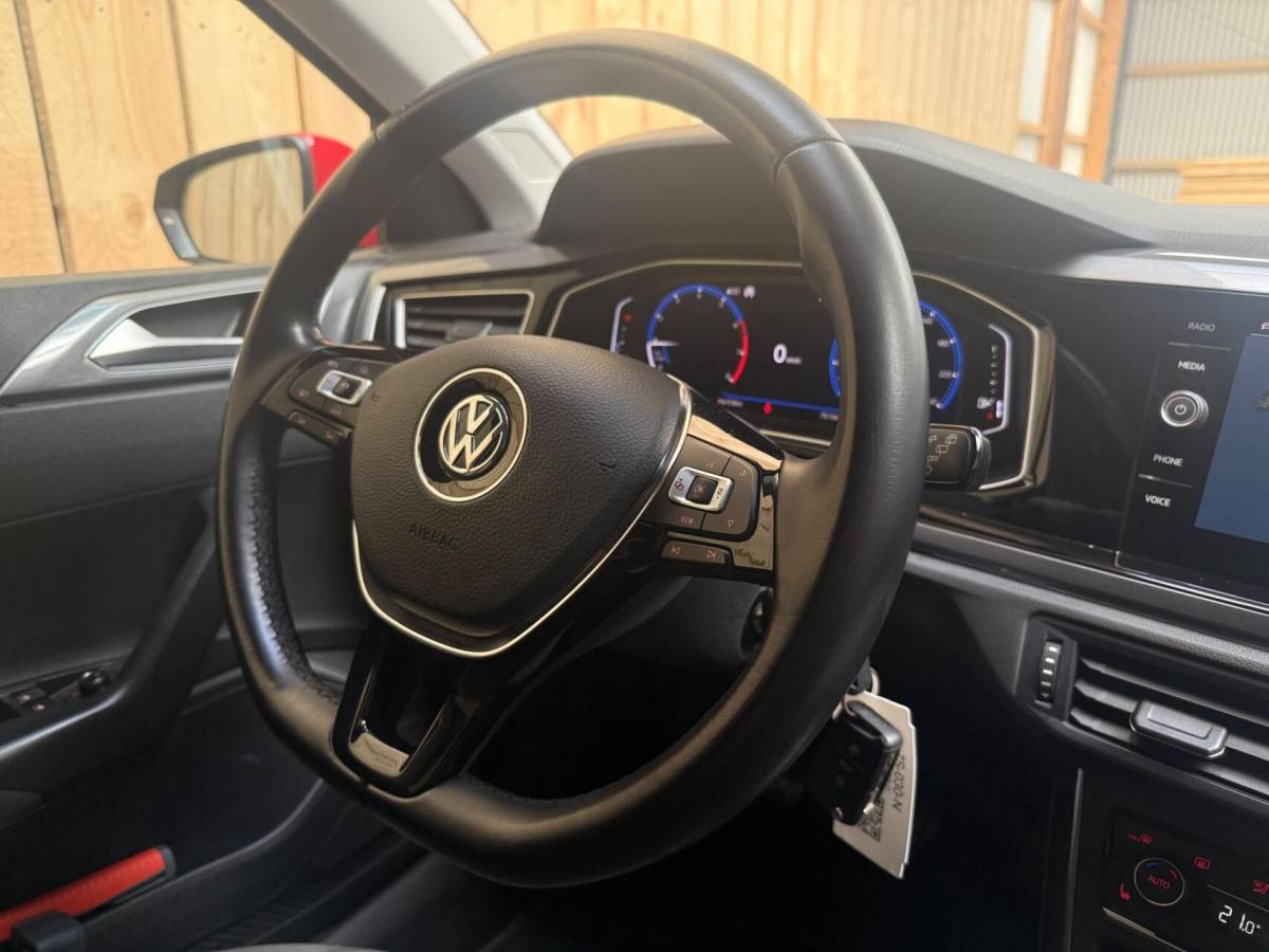 Volkswagen Polo Volkswagen Polo 1.0 TSI Highline R-line Apple CarPlay/Android Auto | Achteruitrijcamera | Adaptieve cruise control | Climate control | DAB ontvanger | Digitale cockpit | Getint glas | Stoelverwarming | Parkeersensoren voor en achter