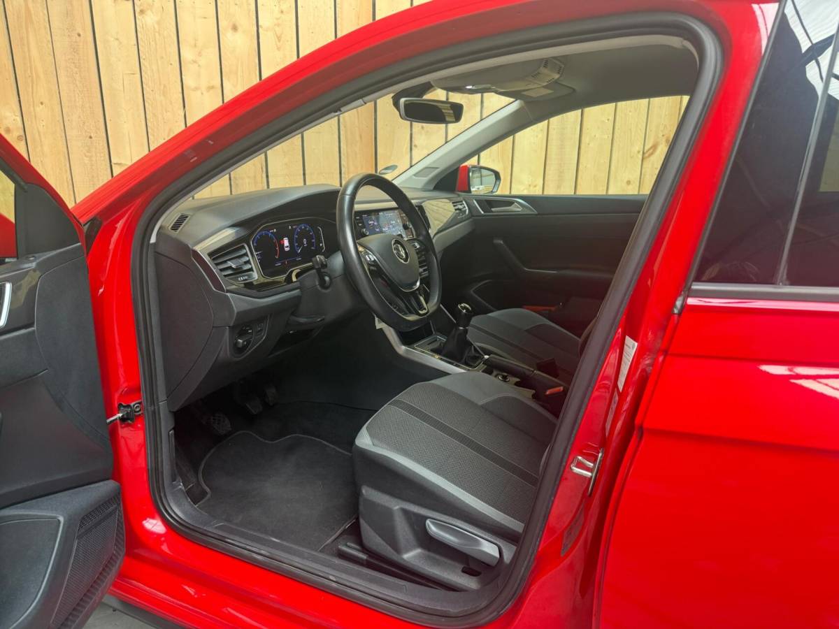 Volkswagen Polo Volkswagen Polo 1.0 TSI Highline R-line Apple CarPlay/Android Auto | Achteruitrijcamera | Adaptieve cruise control | Climate control | DAB ontvanger | Digitale cockpit | Getint glas | Stoelverwarming | Parkeersensoren voor en achter