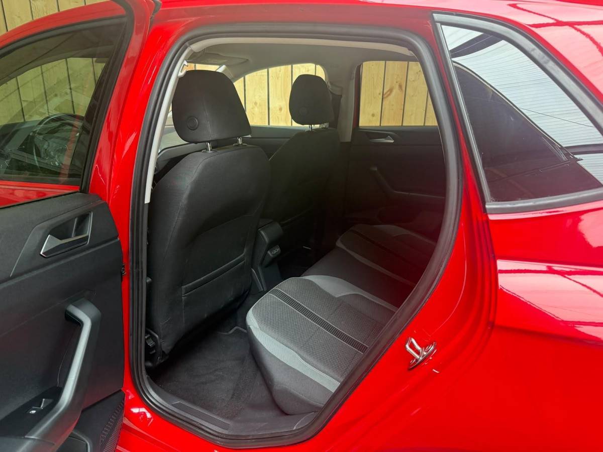 Volkswagen Polo Volkswagen Polo 1.0 TSI Highline R-line Apple CarPlay/Android Auto | Achteruitrijcamera | Adaptieve cruise control | Climate control | DAB ontvanger | Digitale cockpit | Getint glas | Stoelverwarming | Parkeersensoren voor en achter