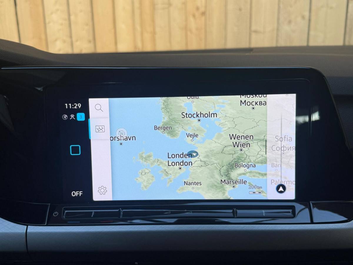 Volkswagen Golf Volkswagen Golf Variant 1.0 TSI Life Achteruitrijcamera | Apple CarPlay/Android Auto | Adaptieve cruise control | Climate control | LED verlichting | Navigatiesysteem | Parkeersensoren voor en achter