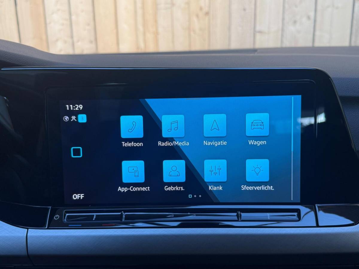 Volkswagen Golf Volkswagen Golf Variant 1.0 TSI Life Achteruitrijcamera | Apple CarPlay/Android Auto | Adaptieve cruise control | Climate control | LED verlichting | Navigatiesysteem | Parkeersensoren voor en achter