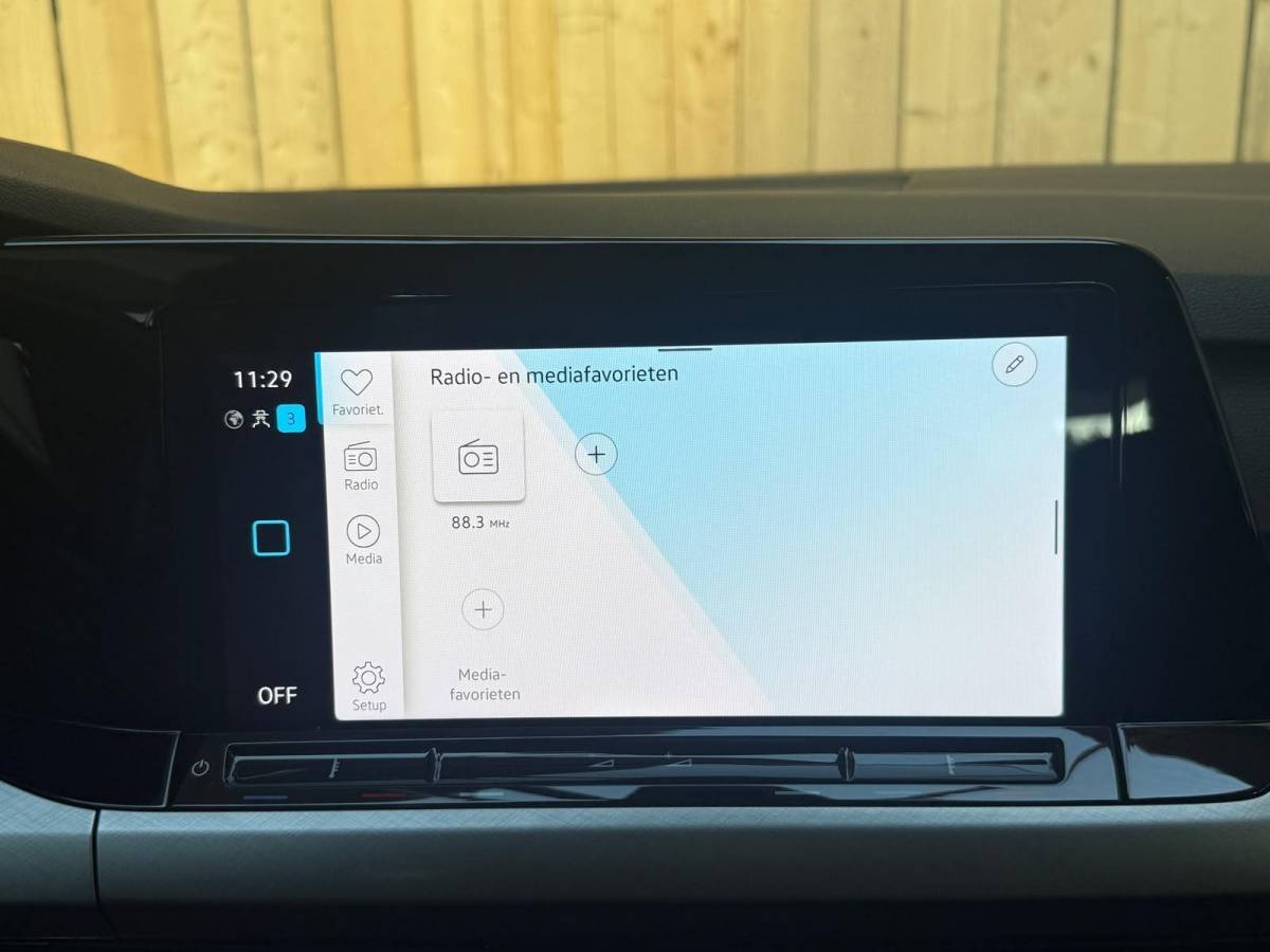 Volkswagen Golf Volkswagen Golf Variant 1.0 TSI Life Achteruitrijcamera | Apple CarPlay/Android Auto | Adaptieve cruise control | Climate control | LED verlichting | Navigatiesysteem | Parkeersensoren voor en achter