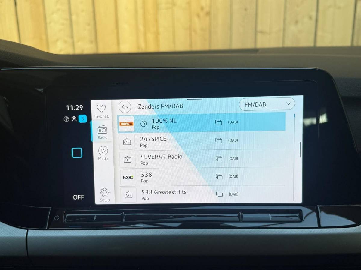 Volkswagen Golf Volkswagen Golf Variant 1.0 TSI Life Achteruitrijcamera | Apple CarPlay/Android Auto | Adaptieve cruise control | Climate control | LED verlichting | Navigatiesysteem | Parkeersensoren voor en achter