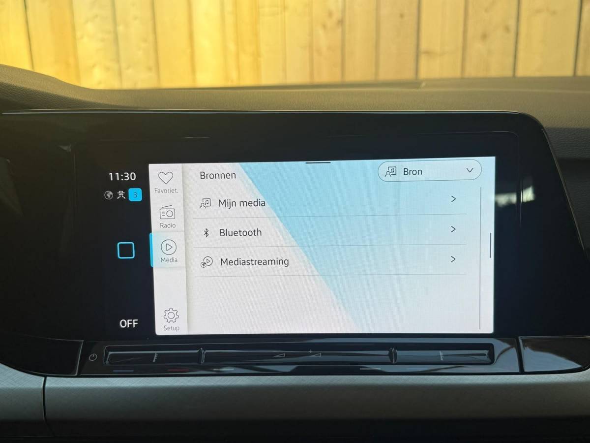 Volkswagen Golf Volkswagen Golf Variant 1.0 TSI Life Achteruitrijcamera | Apple CarPlay/Android Auto | Adaptieve cruise control | Climate control | LED verlichting | Navigatiesysteem | Parkeersensoren voor en achter