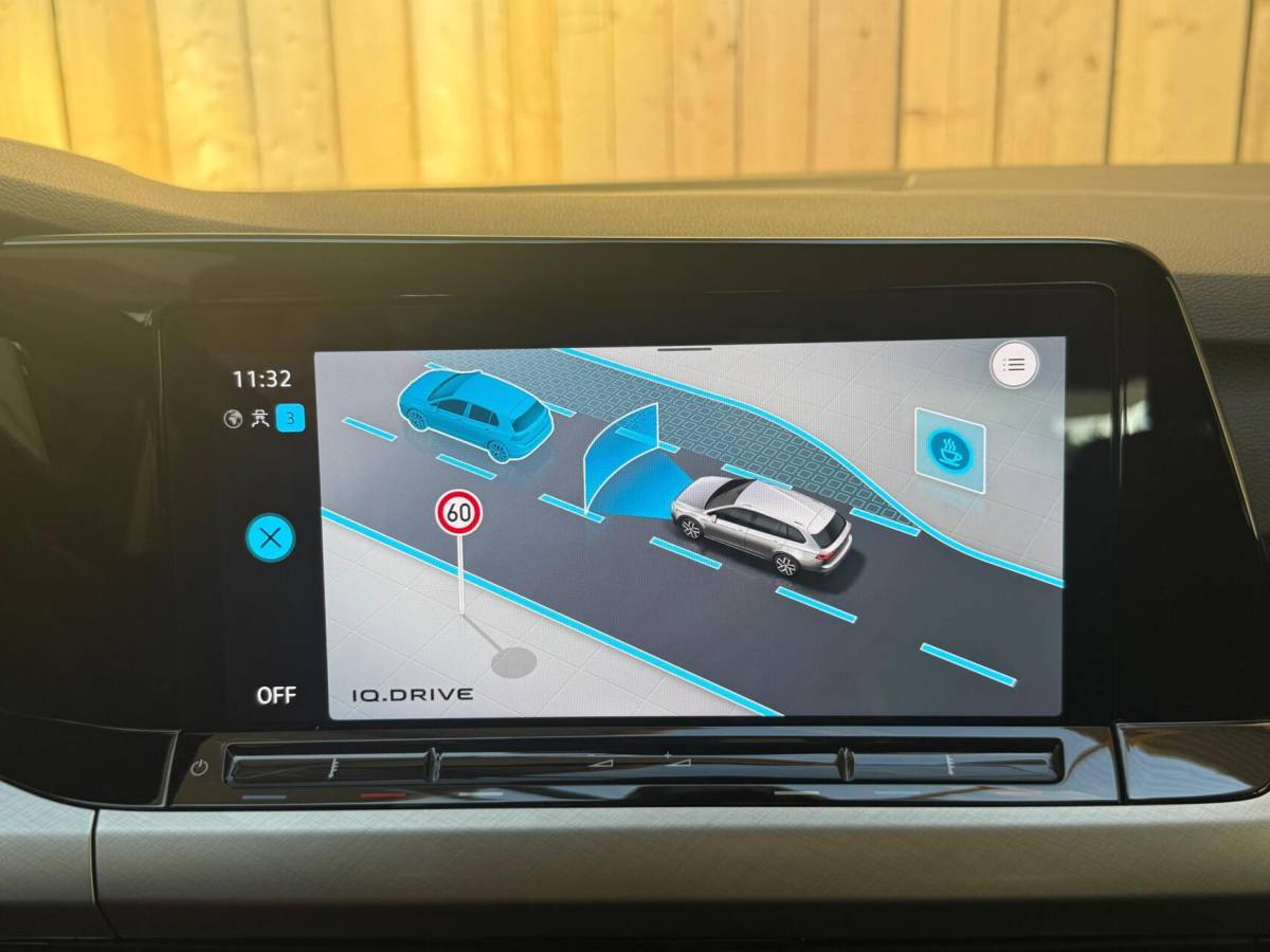 Volkswagen Golf Volkswagen Golf Variant 1.0 TSI Life Achteruitrijcamera | Apple CarPlay/Android Auto | Adaptieve cruise control | Climate control | LED verlichting | Navigatiesysteem | Parkeersensoren voor en achter