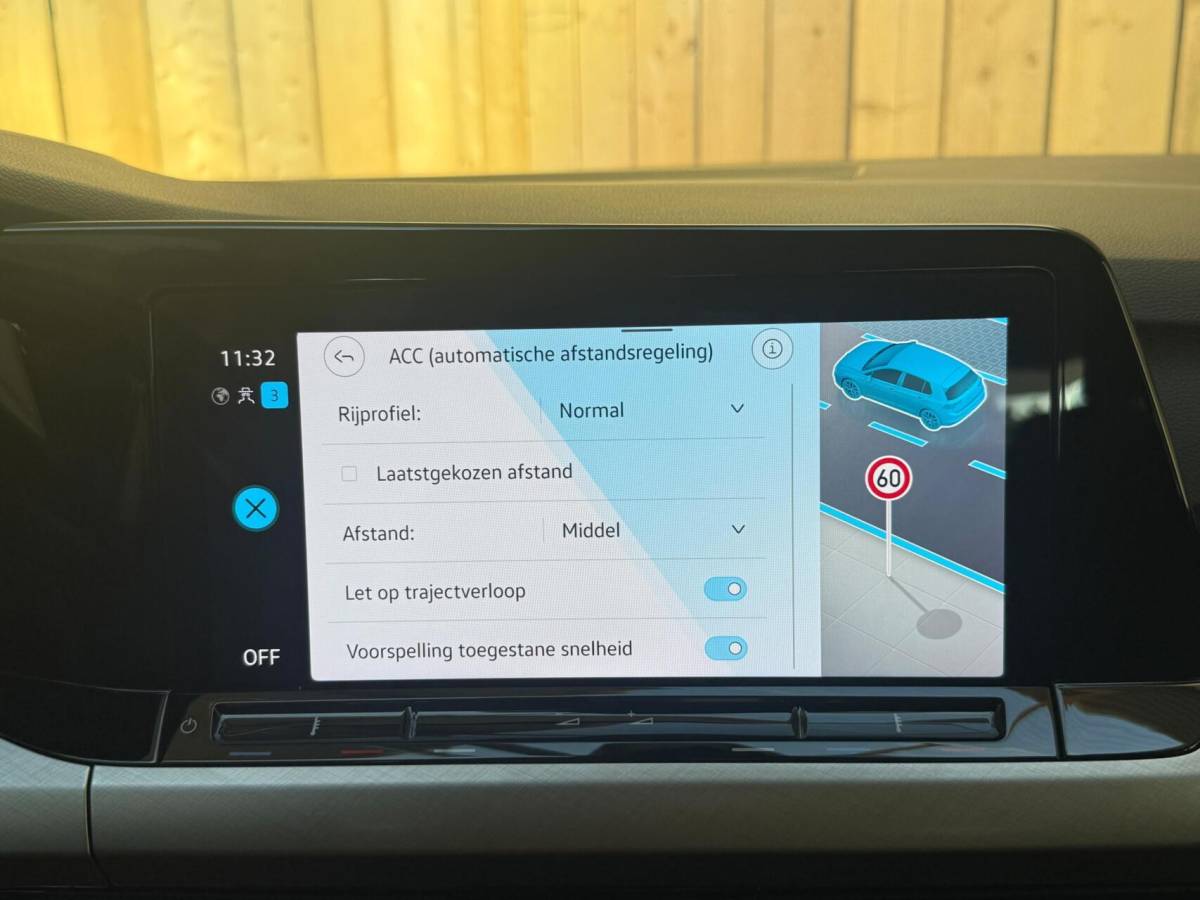 Volkswagen Golf Volkswagen Golf Variant 1.0 TSI Life Achteruitrijcamera | Apple CarPlay/Android Auto | Adaptieve cruise control | Climate control | LED verlichting | Navigatiesysteem | Parkeersensoren voor en achter
