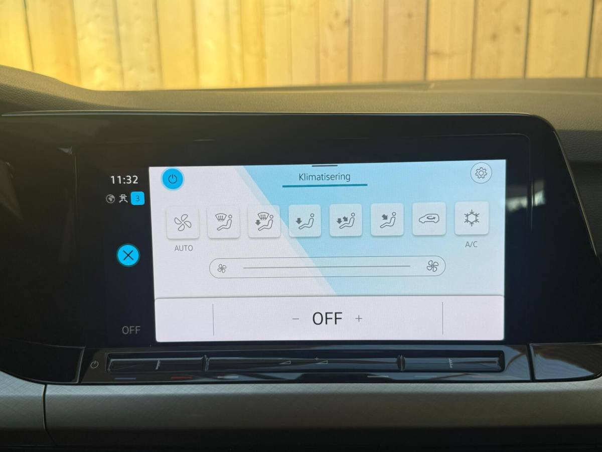Volkswagen Golf Volkswagen Golf Variant 1.0 TSI Life Achteruitrijcamera | Apple CarPlay/Android Auto | Adaptieve cruise control | Climate control | LED verlichting | Navigatiesysteem | Parkeersensoren voor en achter