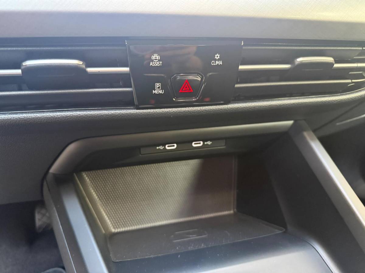 Volkswagen Golf Volkswagen Golf Variant 1.0 TSI Life Achteruitrijcamera | Apple CarPlay/Android Auto | Adaptieve cruise control | Climate control | LED verlichting | Navigatiesysteem | Parkeersensoren voor en achter