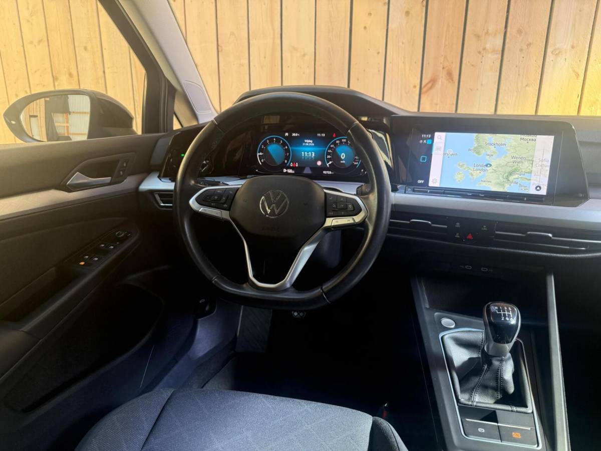 Volkswagen Golf Volkswagen Golf Variant 1.0 TSI Life Achteruitrijcamera | Apple CarPlay/Android Auto | Adaptieve cruise control | Climate control | LED verlichting | Navigatiesysteem | Parkeersensoren voor en achter
