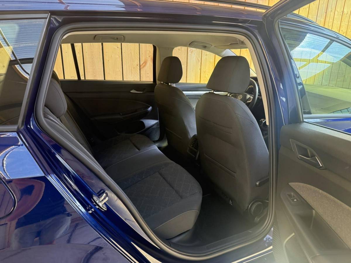 Volkswagen Golf Volkswagen Golf Variant 1.0 TSI Life Achteruitrijcamera | Apple CarPlay/Android Auto | Adaptieve cruise control | Climate control | LED verlichting | Navigatiesysteem | Parkeersensoren voor en achter