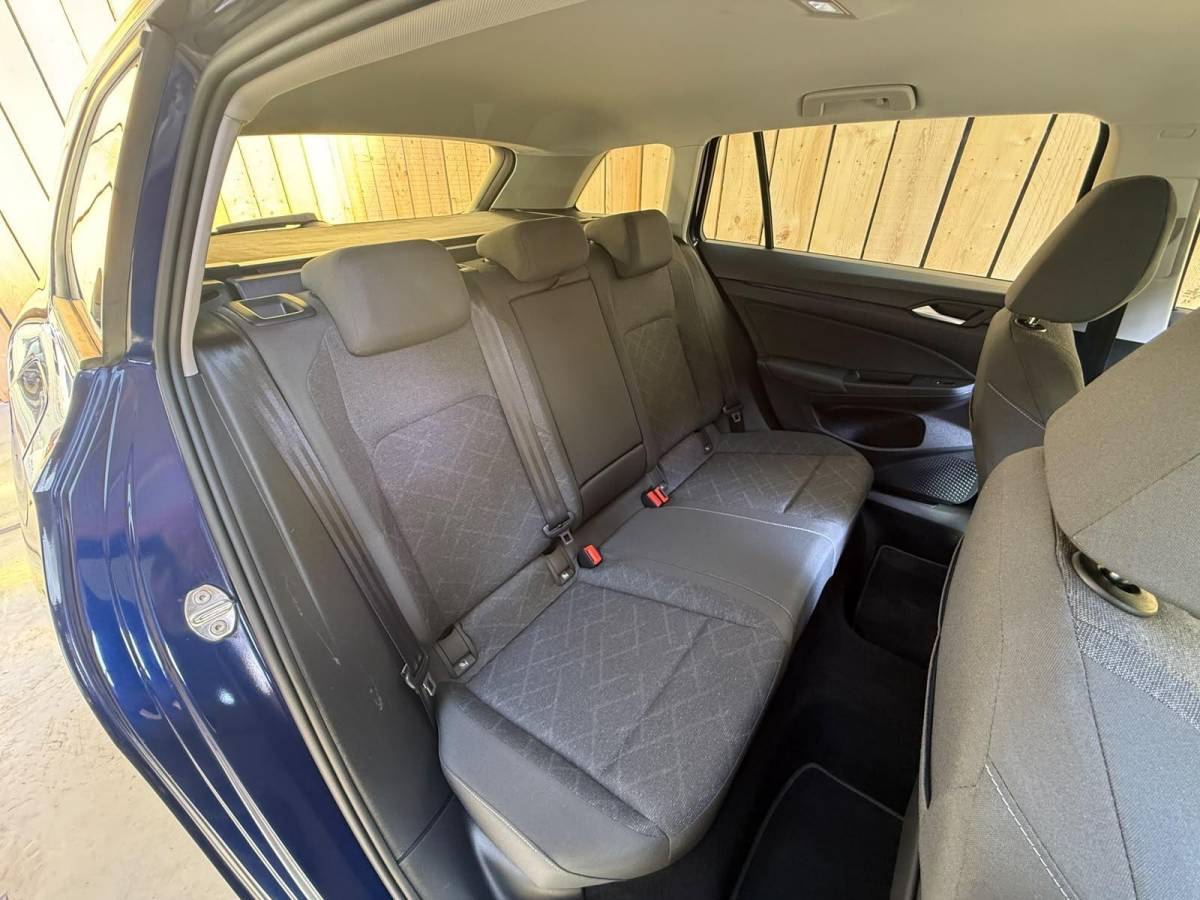 Volkswagen Golf Volkswagen Golf Variant 1.0 TSI Life Achteruitrijcamera | Apple CarPlay/Android Auto | Adaptieve cruise control | Climate control | LED verlichting | Navigatiesysteem | Parkeersensoren voor en achter