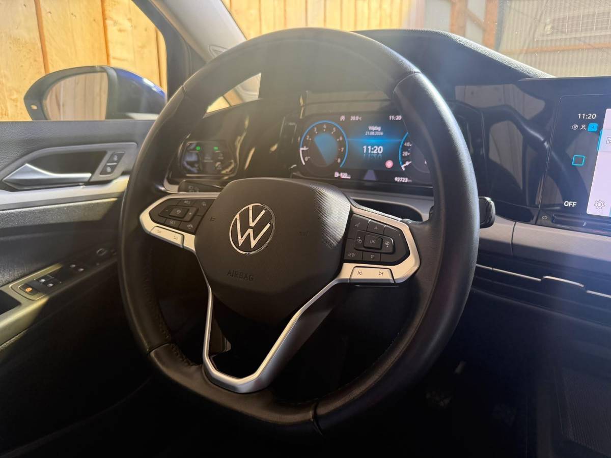 Volkswagen Golf Volkswagen Golf Variant 1.0 TSI Life Achteruitrijcamera | Apple CarPlay/Android Auto | Adaptieve cruise control | Climate control | LED verlichting | Navigatiesysteem | Parkeersensoren voor en achter