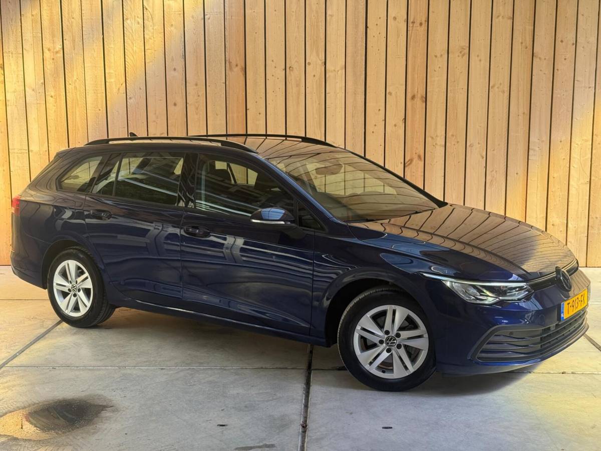 Volkswagen Golf Volkswagen Golf Variant 1.0 TSI Life Achteruitrijcamera | Apple CarPlay/Android Auto | Adaptieve cruise control | Climate control | LED verlichting | Navigatiesysteem | Parkeersensoren voor en achter