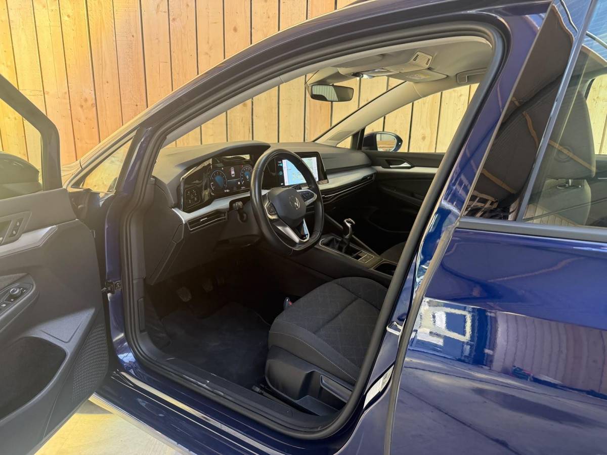 Volkswagen Golf Volkswagen Golf Variant 1.0 TSI Life Achteruitrijcamera | Apple CarPlay/Android Auto | Adaptieve cruise control | Climate control | LED verlichting | Navigatiesysteem | Parkeersensoren voor en achter