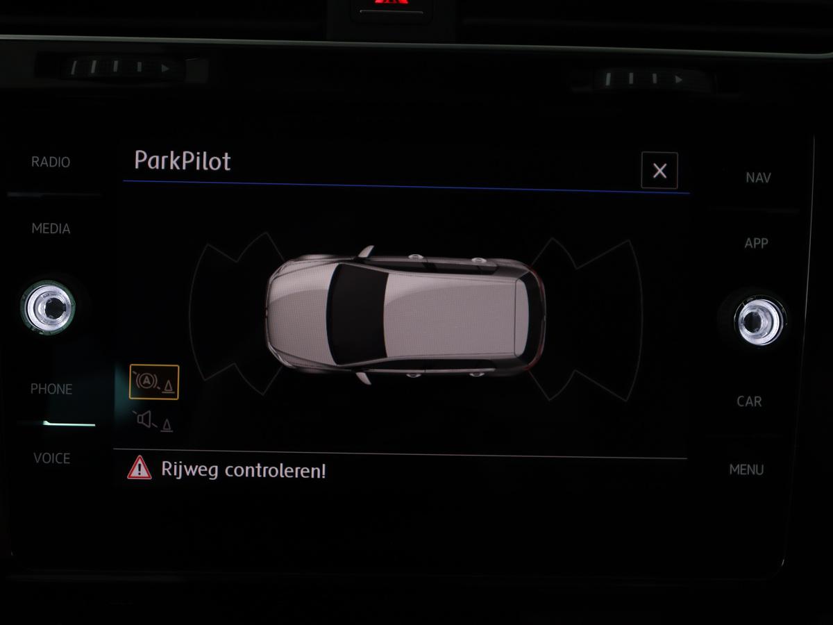 Volkswagen Golf Volkswagen Golf 1.5 TSI Highline Business R | Adaptive cruise | Stoelverwarming | Climate control | Navigatie | Carplay | Virtueel dashboard | Park assist | Trekhaak | 17″ velgen