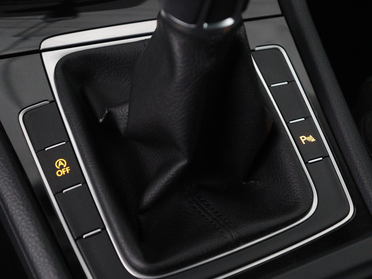 Volkswagen Golf Volkswagen Golf 1.5 TSI Highline Business R | Adaptive cruise | Stoelverwarming | Climate control | Navigatie | Carplay | Virtueel dashboard | Park assist | Trekhaak | 17″ velgen