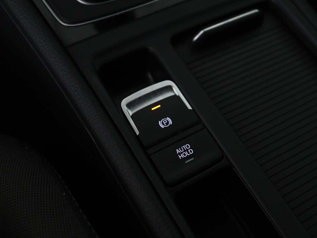 Volkswagen Golf Volkswagen Golf 1.5 TSI Highline Business R | Adaptive cruise | Stoelverwarming | Climate control | Navigatie | Carplay | Virtueel dashboard | Park assist | Trekhaak | 17″ velgen