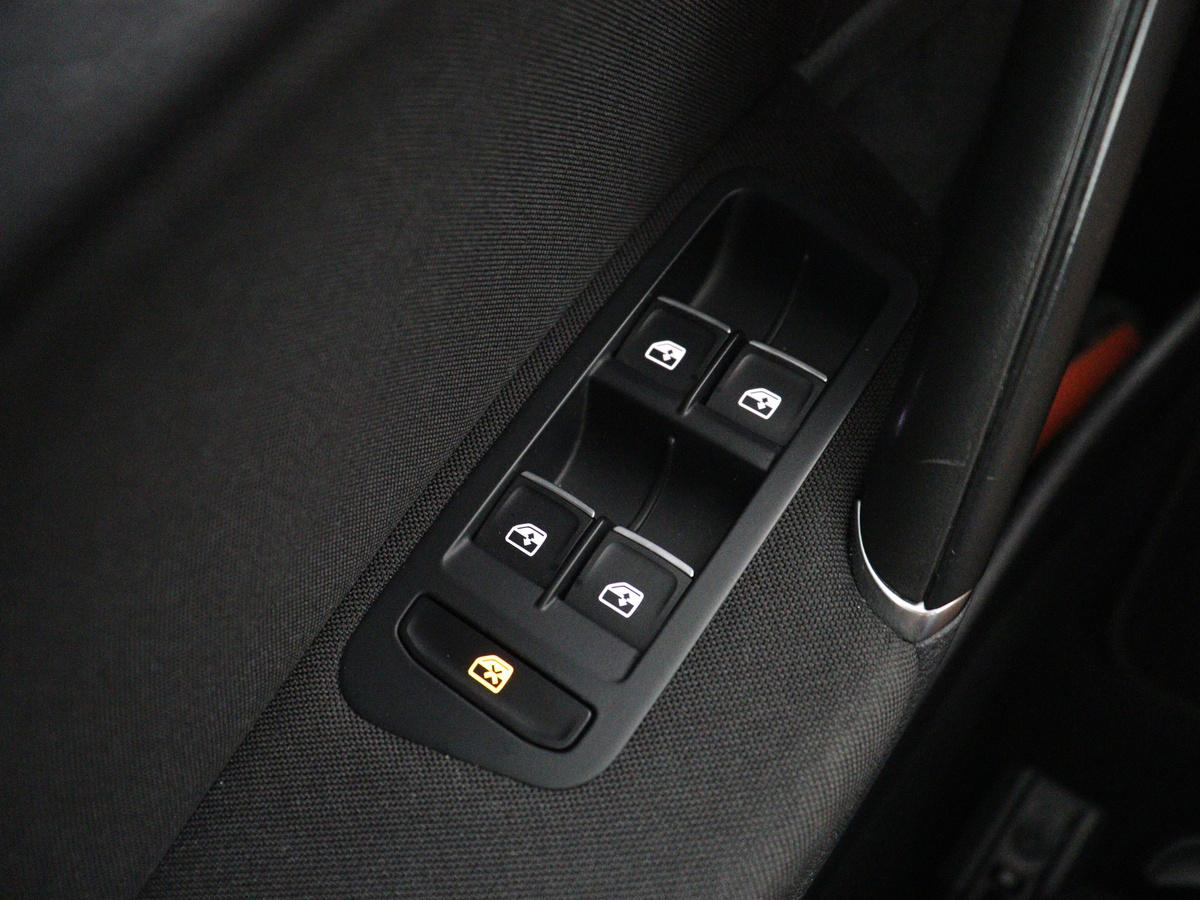 Volkswagen Golf Volkswagen Golf 1.5 TSI Highline Business R | Adaptive cruise | Stoelverwarming | Climate control | Navigatie | Carplay | Virtueel dashboard | Park assist | Trekhaak | 17″ velgen