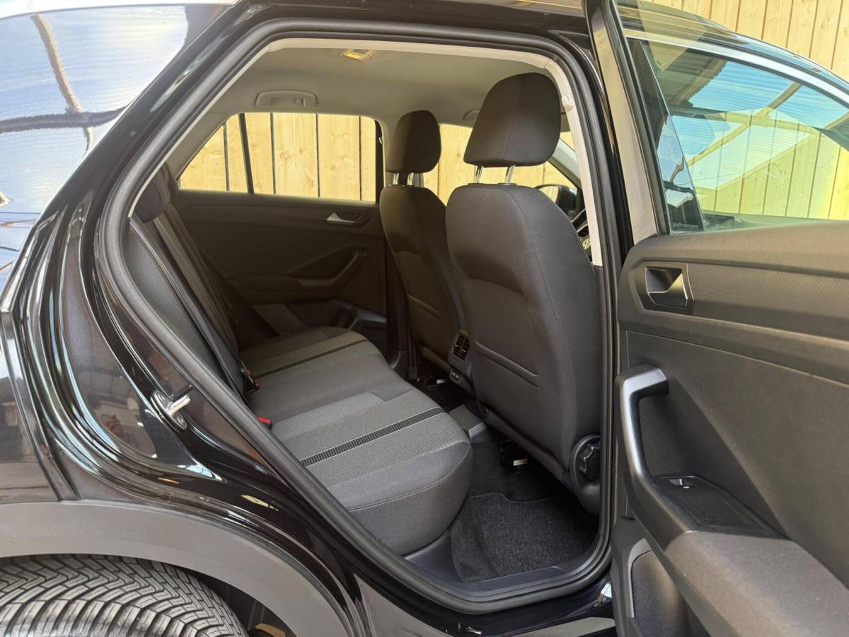 Volkswagen T-Roc Volkswagen T-Roc 1.0 TSI Life Business Achteruitrijcamera | Apple CarPlay/Android Auto | Adaptieve cruise control | Climate control | DAB ontvangst | Digitale cockpit | LED koplampen | Voorstoelen verwarmd | Parkeersensoren voor en achter