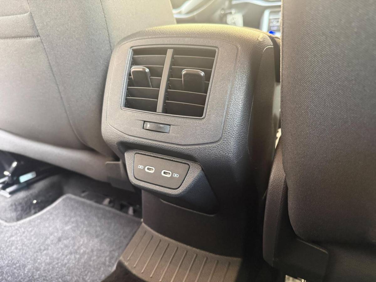 Volkswagen T-Roc Volkswagen T-Roc 1.0 TSI Life Business Achteruitrijcamera | Apple CarPlay/Android Auto | Adaptieve cruise control | Climate control | DAB ontvangst | Digitale cockpit | LED koplampen | Voorstoelen verwarmd | Parkeersensoren voor en achter