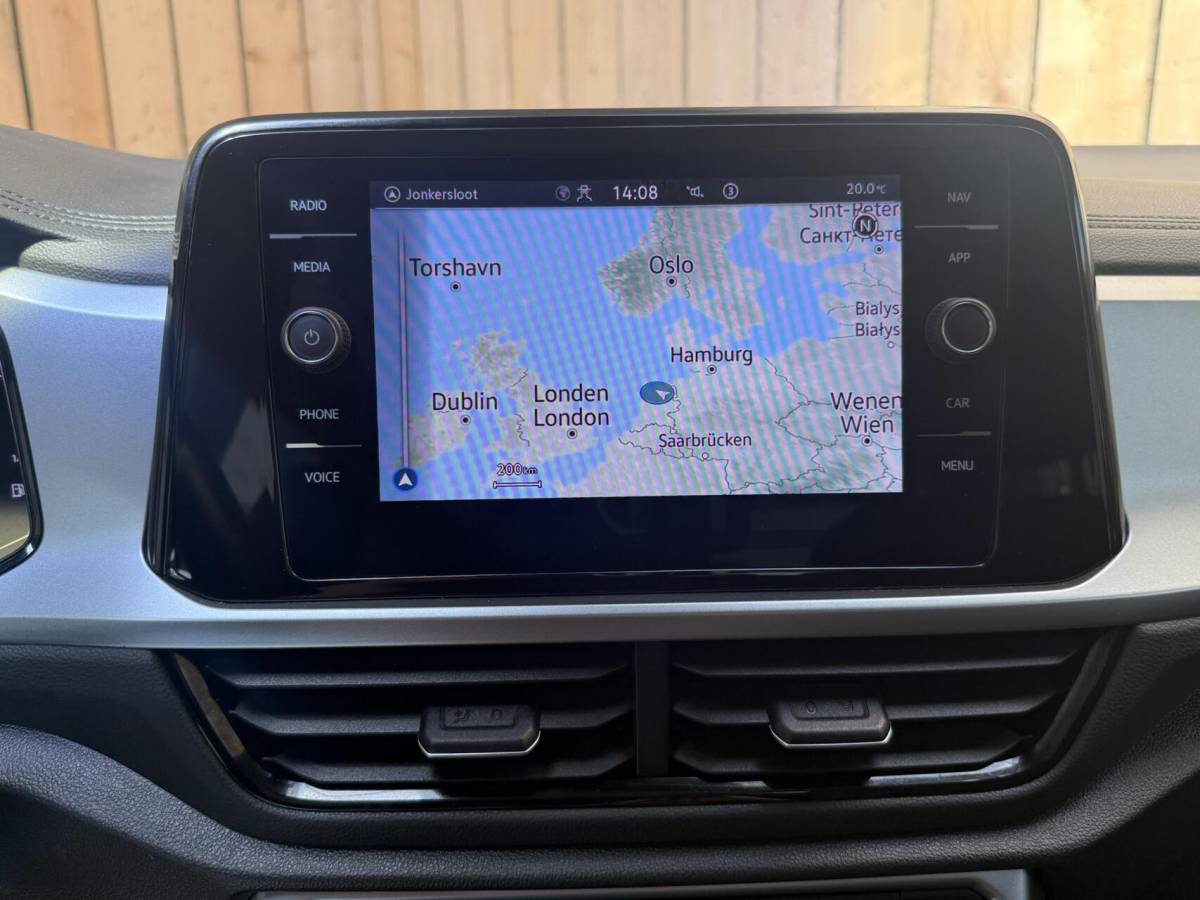 Volkswagen T-Roc Volkswagen T-Roc 1.0 TSI Life Business Achteruitrijcamera | Apple CarPlay/Android Auto | Adaptieve cruise control | Climate control | DAB ontvangst | Digitale cockpit | LED koplampen | Voorstoelen verwarmd | Parkeersensoren voor en achter