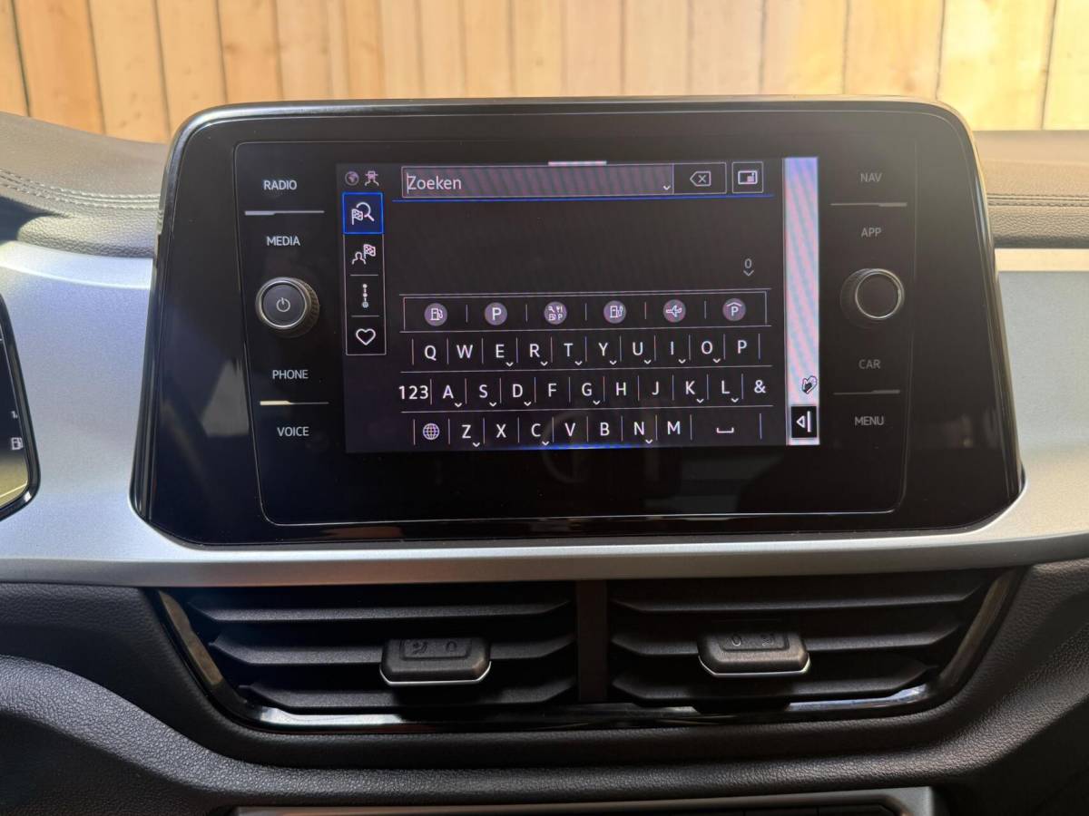 Volkswagen T-Roc Volkswagen T-Roc 1.0 TSI Life Business Achteruitrijcamera | Apple CarPlay/Android Auto | Adaptieve cruise control | Climate control | DAB ontvangst | Digitale cockpit | LED koplampen | Voorstoelen verwarmd | Parkeersensoren voor en achter