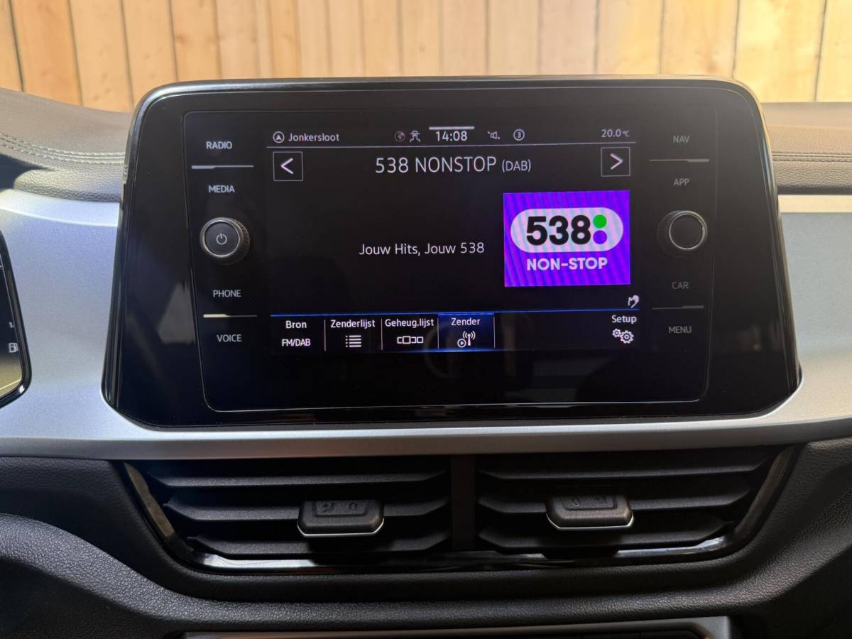 Volkswagen T-Roc Volkswagen T-Roc 1.0 TSI Life Business Achteruitrijcamera | Apple CarPlay/Android Auto | Adaptieve cruise control | Climate control | DAB ontvangst | Digitale cockpit | LED koplampen | Voorstoelen verwarmd | Parkeersensoren voor en achter