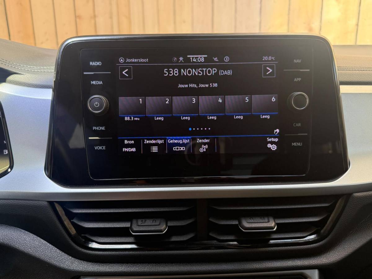 Volkswagen T-Roc Volkswagen T-Roc 1.0 TSI Life Business Achteruitrijcamera | Apple CarPlay/Android Auto | Adaptieve cruise control | Climate control | DAB ontvangst | Digitale cockpit | LED koplampen | Voorstoelen verwarmd | Parkeersensoren voor en achter