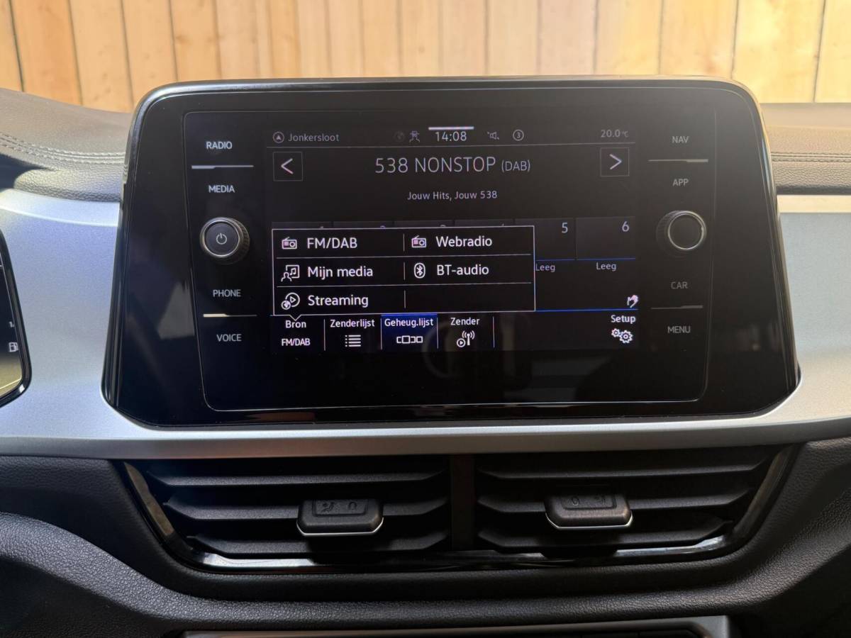 Volkswagen T-Roc Volkswagen T-Roc 1.0 TSI Life Business Achteruitrijcamera | Apple CarPlay/Android Auto | Adaptieve cruise control | Climate control | DAB ontvangst | Digitale cockpit | LED koplampen | Voorstoelen verwarmd | Parkeersensoren voor en achter