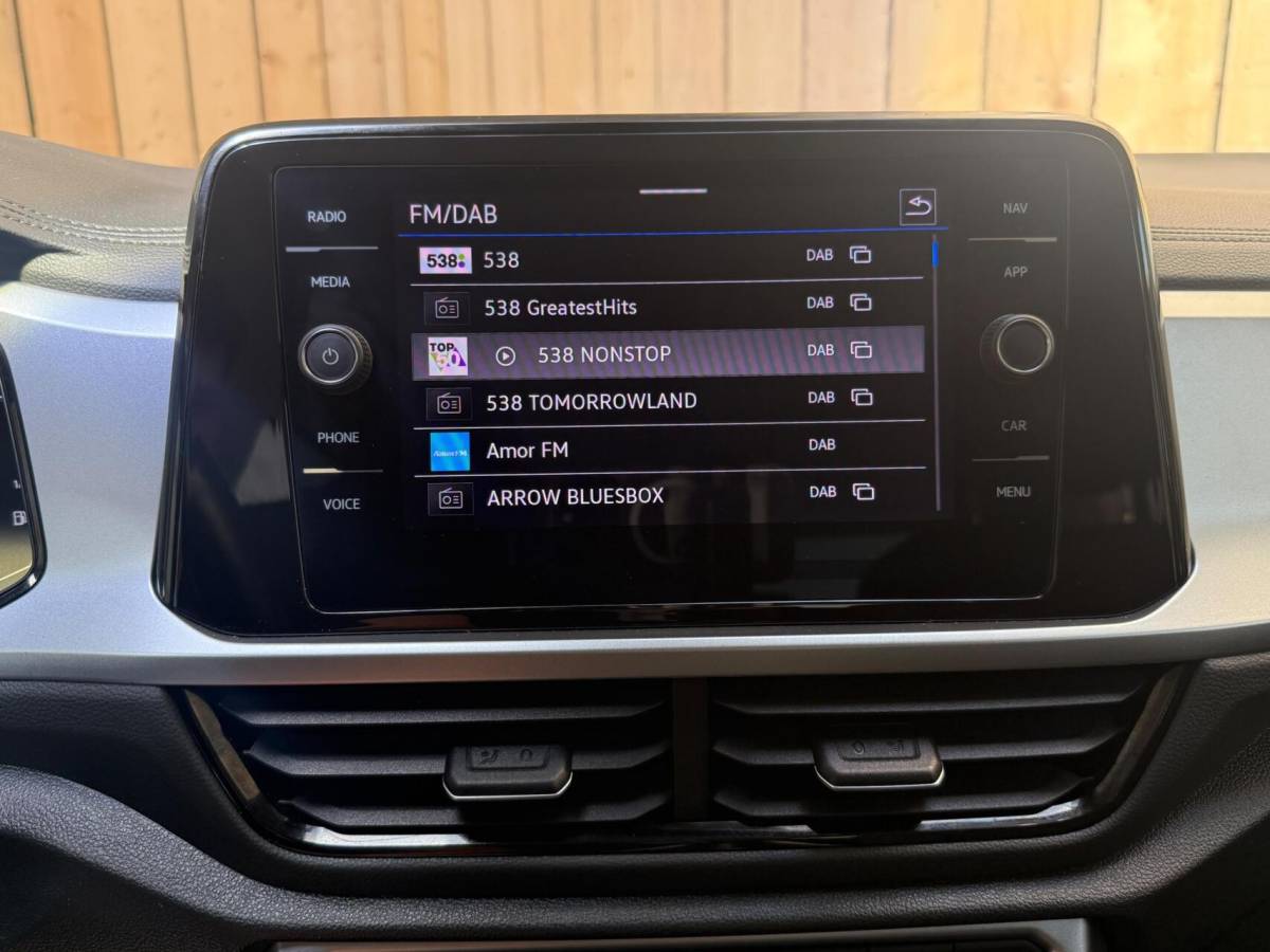 Volkswagen T-Roc Volkswagen T-Roc 1.0 TSI Life Business Achteruitrijcamera | Apple CarPlay/Android Auto | Adaptieve cruise control | Climate control | DAB ontvangst | Digitale cockpit | LED koplampen | Voorstoelen verwarmd | Parkeersensoren voor en achter