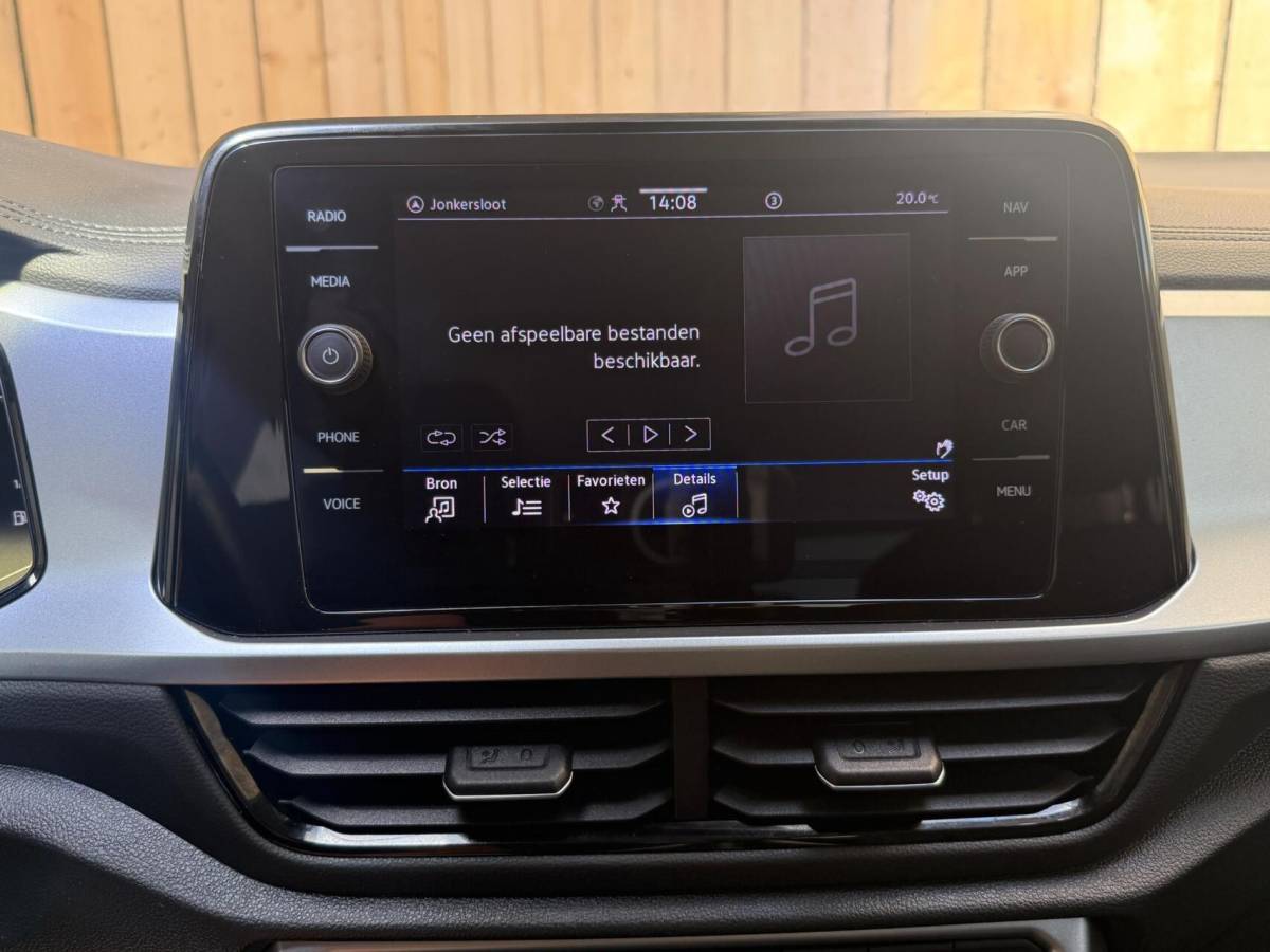 Volkswagen T-Roc Volkswagen T-Roc 1.0 TSI Life Business Achteruitrijcamera | Apple CarPlay/Android Auto | Adaptieve cruise control | Climate control | DAB ontvangst | Digitale cockpit | LED koplampen | Voorstoelen verwarmd | Parkeersensoren voor en achter