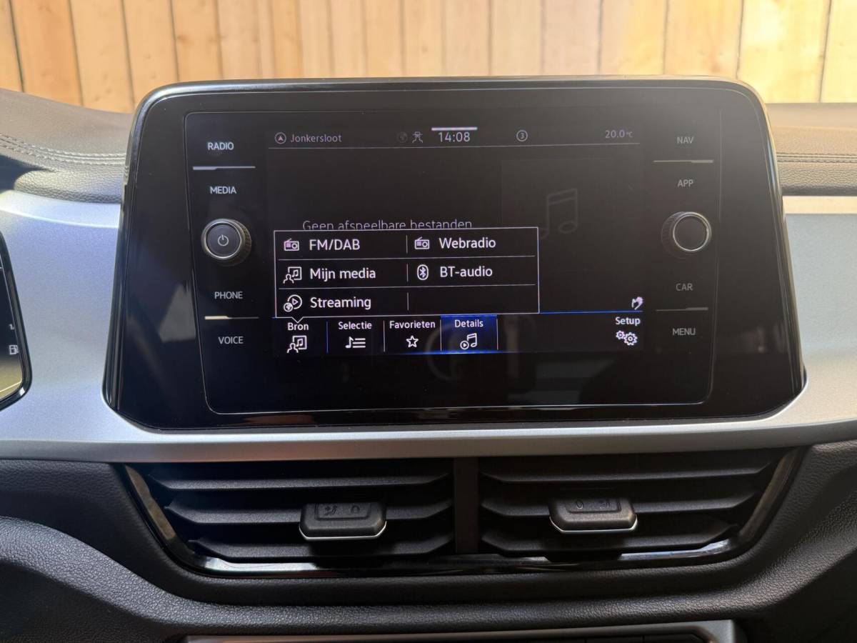 Volkswagen T-Roc Volkswagen T-Roc 1.0 TSI Life Business Achteruitrijcamera | Apple CarPlay/Android Auto | Adaptieve cruise control | Climate control | DAB ontvangst | Digitale cockpit | LED koplampen | Voorstoelen verwarmd | Parkeersensoren voor en achter