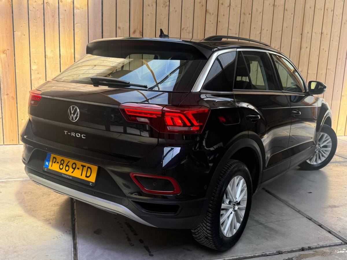 Volkswagen T-Roc Volkswagen T-Roc 1.0 TSI Life Business Achteruitrijcamera | Apple CarPlay/Android Auto | Adaptieve cruise control | Climate control | DAB ontvangst | Digitale cockpit | LED koplampen | Voorstoelen verwarmd | Parkeersensoren voor en achter
