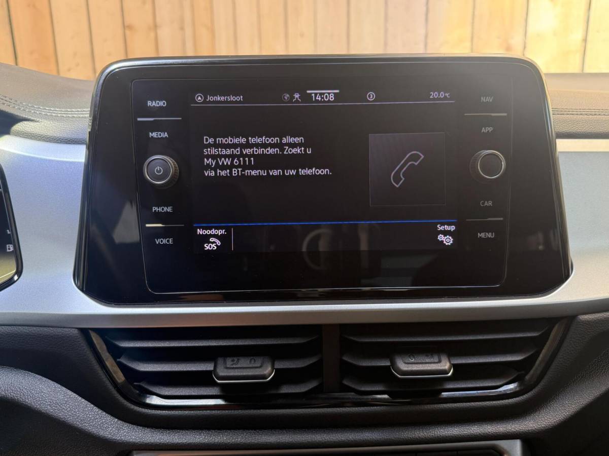 Volkswagen T-Roc Volkswagen T-Roc 1.0 TSI Life Business Achteruitrijcamera | Apple CarPlay/Android Auto | Adaptieve cruise control | Climate control | DAB ontvangst | Digitale cockpit | LED koplampen | Voorstoelen verwarmd | Parkeersensoren voor en achter
