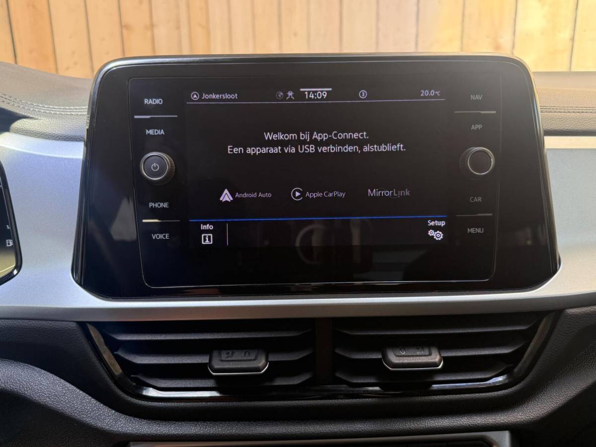 Volkswagen T-Roc Volkswagen T-Roc 1.0 TSI Life Business Achteruitrijcamera | Apple CarPlay/Android Auto | Adaptieve cruise control | Climate control | DAB ontvangst | Digitale cockpit | LED koplampen | Voorstoelen verwarmd | Parkeersensoren voor en achter