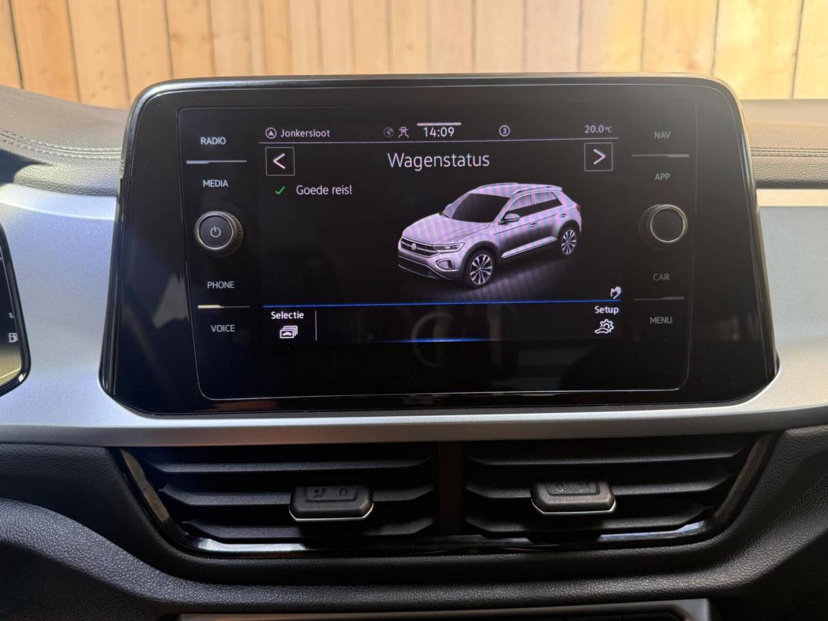 Volkswagen T-Roc Volkswagen T-Roc 1.0 TSI Life Business Achteruitrijcamera | Apple CarPlay/Android Auto | Adaptieve cruise control | Climate control | DAB ontvangst | Digitale cockpit | LED koplampen | Voorstoelen verwarmd | Parkeersensoren voor en achter