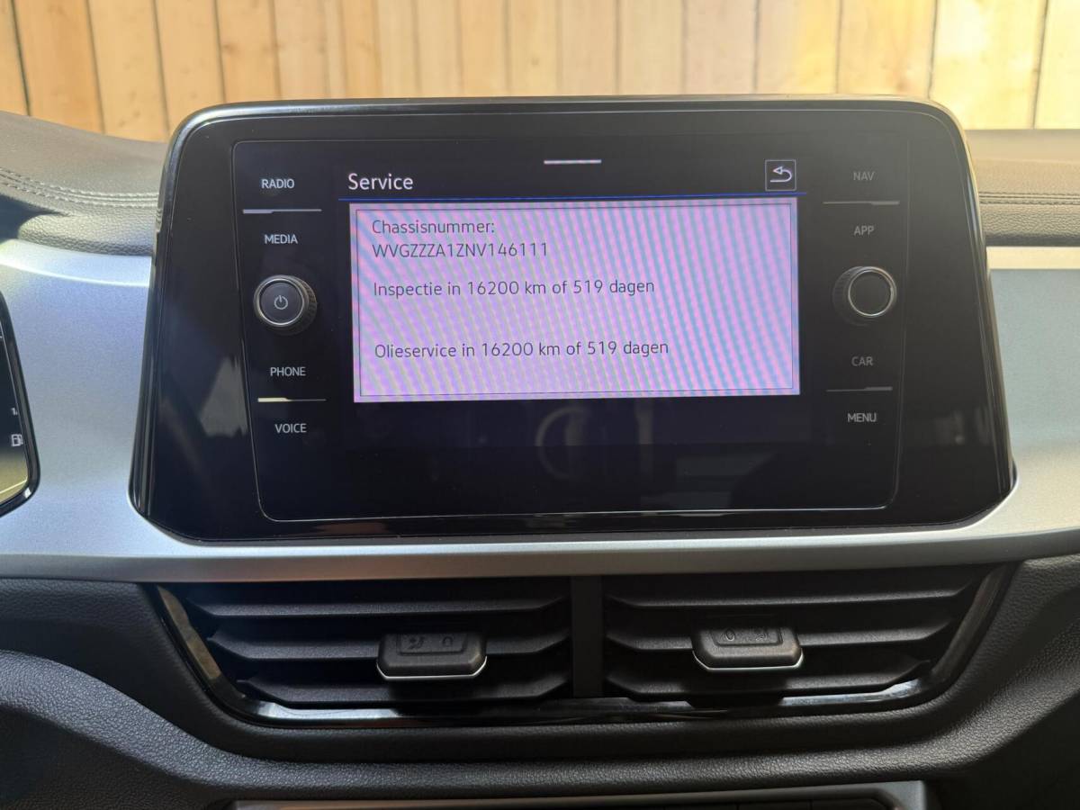 Volkswagen T-Roc Volkswagen T-Roc 1.0 TSI Life Business Achteruitrijcamera | Apple CarPlay/Android Auto | Adaptieve cruise control | Climate control | DAB ontvangst | Digitale cockpit | LED koplampen | Voorstoelen verwarmd | Parkeersensoren voor en achter